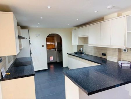 4 bedroom semi-detached house to rent - Photo 5