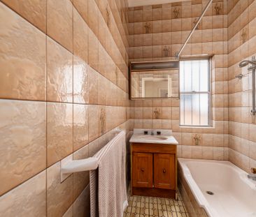 Sun-Drenched 3-Bedroom Family Home Ideal for Entertaining - Photo 5