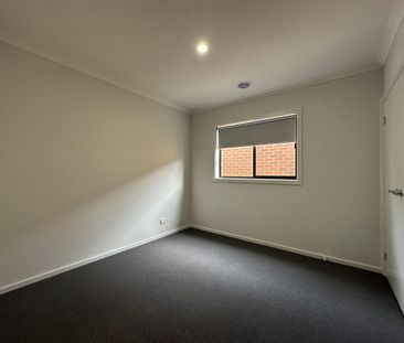 Stylish & Spacious Family Home in Prime Tarneit Location! - Photo 3