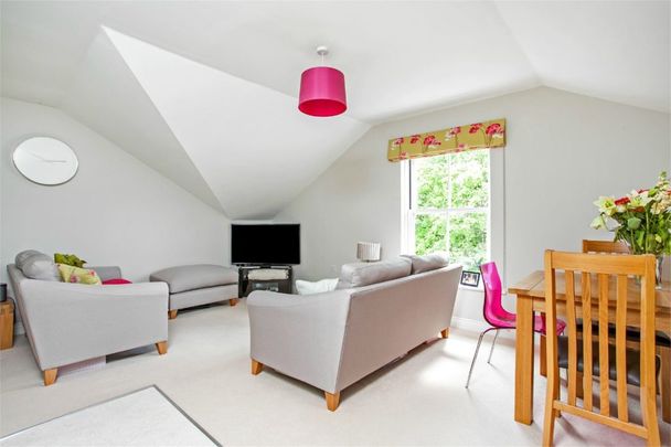 2 Bedroom Flat / Apartment - Winton Close, Winchester - Photo 1