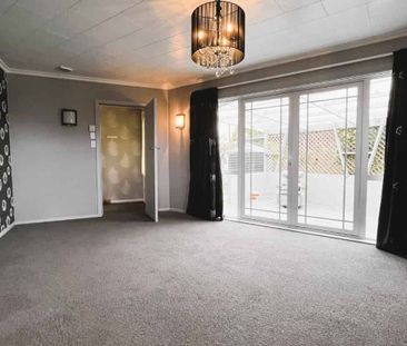 Modern Family Home - Photo 2