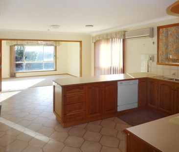 BEAUTIFUL FAMILY HOME IN PRIME LOCATION - Photo 2