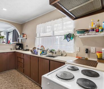 Spacious Family Home with Garage - Unbeatable Location - Photo 2