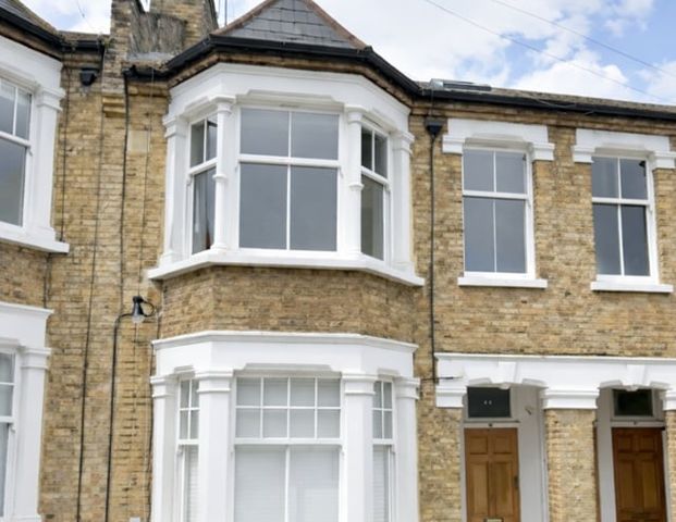 Studio Flat, Marcus St, SW18 - Photo 1