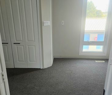 For Lease - 215 Roberts Road Unit# upper back, Grimsby, Ontario - Photo 6