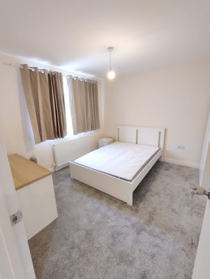 4 Bed Terraced House, Susannah Street, E14 - Photo 1