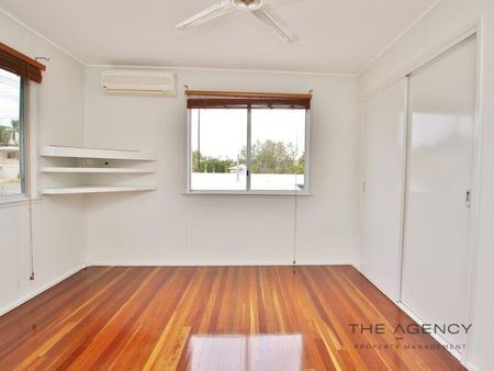 Spacious family home with large timber deck - Photo 4