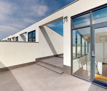 Stunning 3-Bed, 2-Bath Townhouse with Breathtaking Views - Photo 2