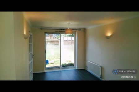 3 bedroom end of terrace house to rent - Photo 2