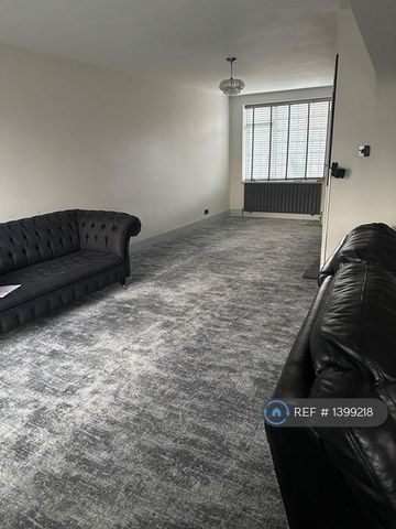 4 bedroom semi-detached house to rent - Photo 3