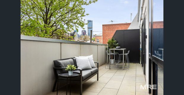 An urban retreat with expansive outdoor space - Photo 1