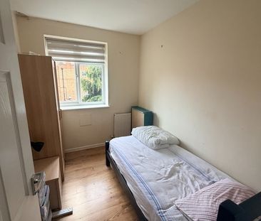 1 Bed Flat, Frensham Drive, SW15 - Photo 3