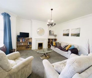 4 bedroom end of terrace house to rent - Photo 2