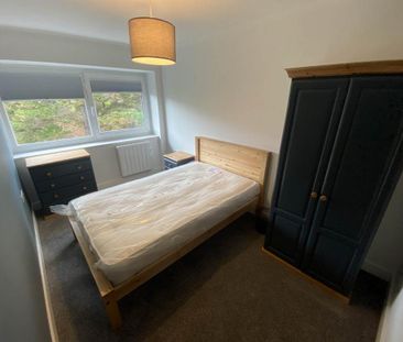 3 bedroom flat to rent - Photo 4