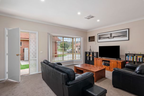 Neat & Low-maintenance Two-bedroom Townhouse In Prime Location - Photo 1