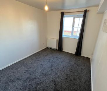 Two Bedroom Flat to Let in Grays, Essex RM17 6QG - Photo 4