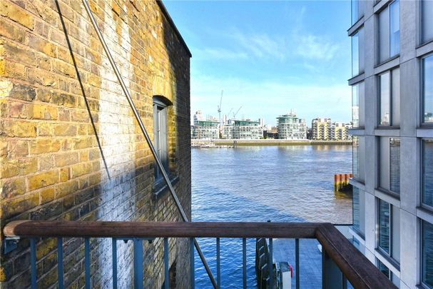 A light and spacious two bedroom apartment situated on the fourth floor of this fine riverside, warehouse conversion, conveniently located for Shad Thames and the Jubilee line at Bermondsey. - Photo 1