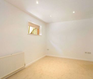 Elegant Four-Bedroom Townhouse with Roof Terrace, Garage & Garden ... - Photo 4