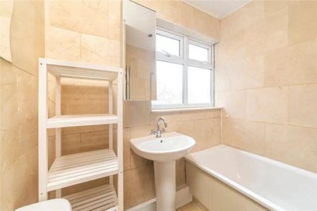 Spacious 3 bedroom garden property located near Archway tube station - Photo 2