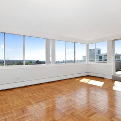 Renovated Very Large Penthouse near SkyTrain - Photo 2