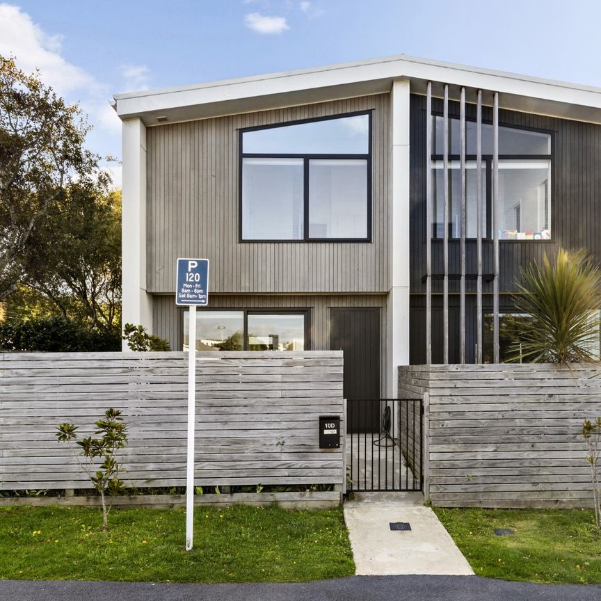 MODERN ARCHITECTURALLY DESIGNED TOWNHOUSE - Photo 1