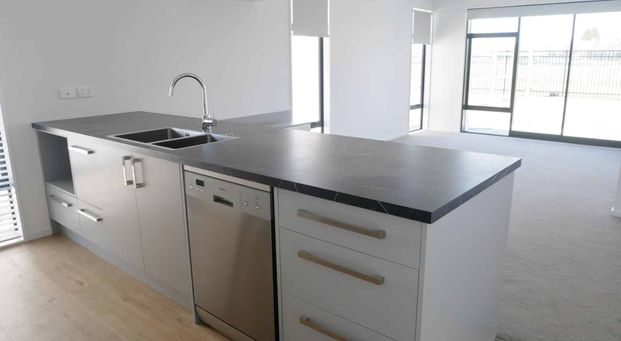 RUSSLEY -MODERN, 2 BEDROOMS, HEATPUMP, INTERNAL ACCESS GARAGE - Photo 1