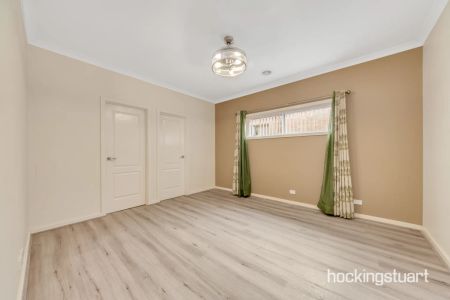 GREAT LOCATION! LARGE FAMILY HOME - Photo 5