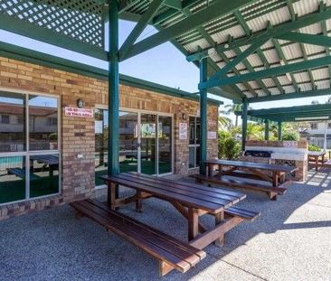 Lovely Townhouse in Central Thorneside Location - Photo 2