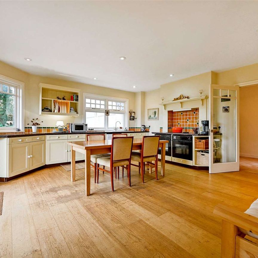 This stunning riverside property sounds ideal for those looking to enjoy the beauty of the River Thames - Photo 1