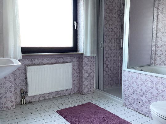 Miete inkl. Nebenkosten: 2.400 € pro Monat, plus Strom, plus Heizung - Photo 1