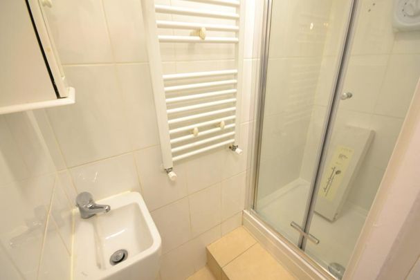 1 bedroom in a flat share to rent - Photo 1