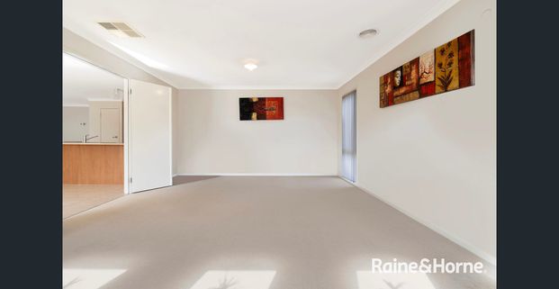 4 Bedroom House in Cranbourne East! - Photo 1