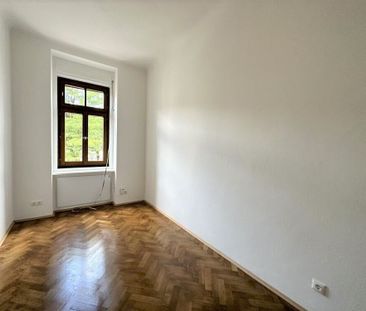 PROVISIONSFREI – Sanierte 2-Zimmer-Altbauwohnung mit separater Küch... - Photo 1