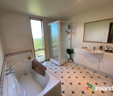 Family Living - Photo 3