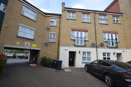 Rosebates Drive, Kingsbury , London, NW9 9QJ - Photo 3