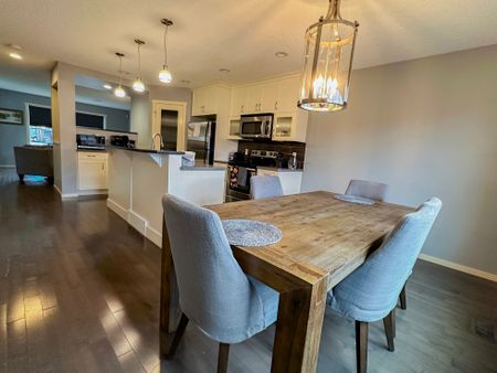 Family Living In Evanston – Steps From Schools, Parks & Shopping Double Garage - Photo 5