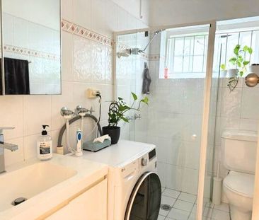 Renovated Bronte Beach One Bedroom unit with sunroom - Photo 4