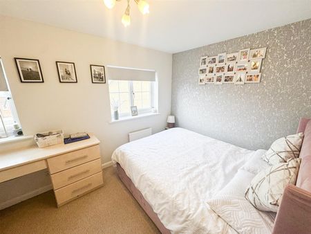 Highdowns, Hatch Warren, Basingstoke - Photo 2