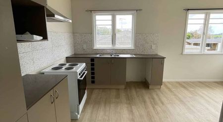 Modern 5-Bedroom Rental Offering Comfort, Space, and Family-Friendly Living - Photo 3