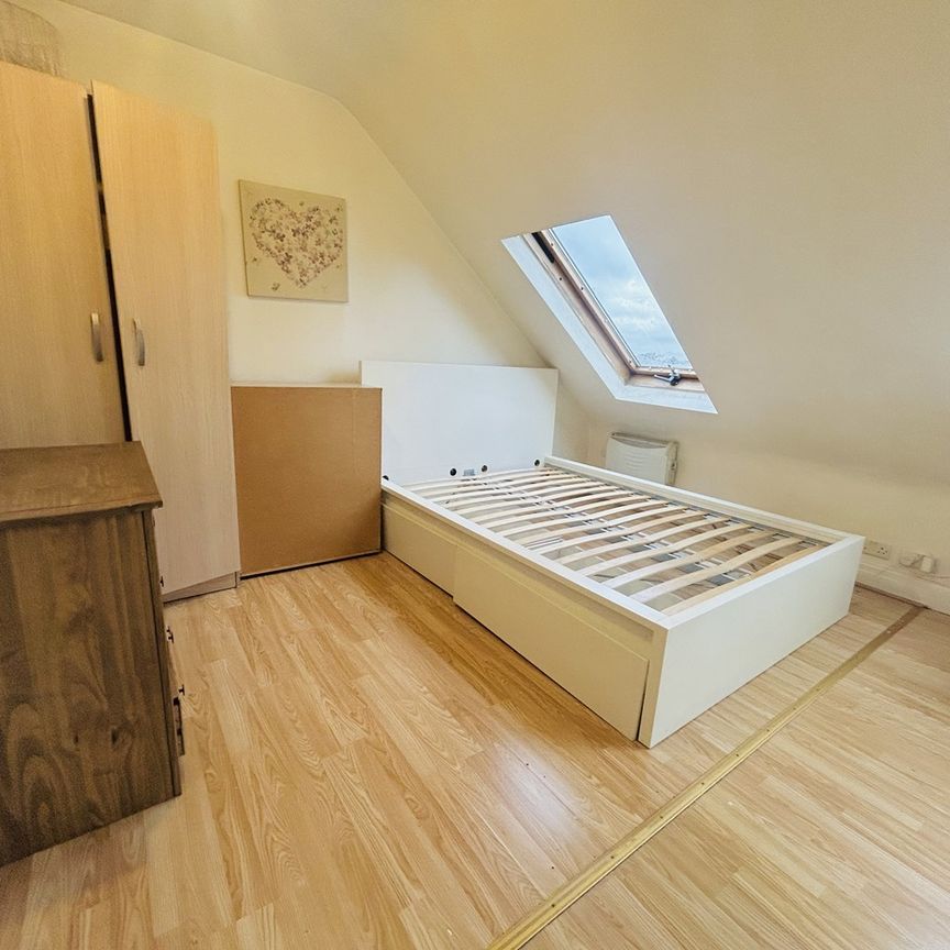 Room in a Shared House, Selborne Gardens, NW4 - Photo 1