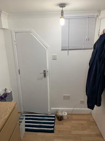 Room in a Shared Flat, High Road Leytonstone, E11 - Photo 3