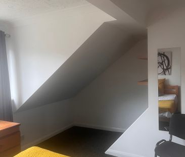 Regency Place Room 2 - Photo 1