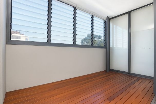 Stunning One Bedroom Luxurious Apartment In The Heart Of North Sydney - Photo 1