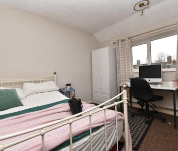 4 bedroom end of terrace house to rent - Photo 6