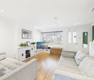 3 bedroom House in Buttermer Close, Farnham - Photo 2