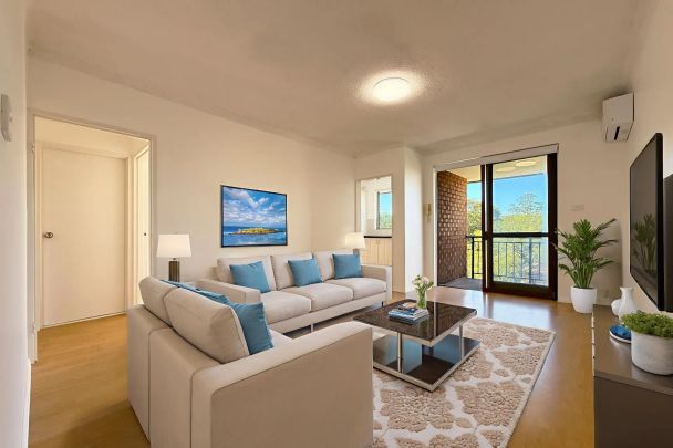 Bright Top-Floor 2 Bedroom Apartment with Leafy Outlook - Photo 1