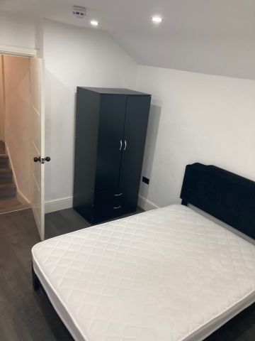 Room in a Shared House, Whitehorse Road, CR0 - Photo 5