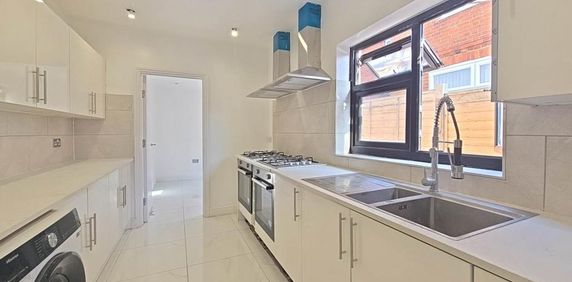 1 bedroom in a house share to rent - Photo 2