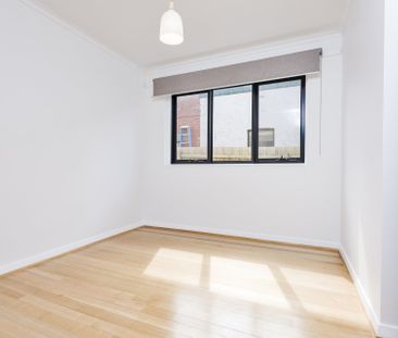2/64 Holmes Road, Moonee Ponds - Photo 3