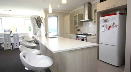 Hi spec home in sought after location - Photo 3